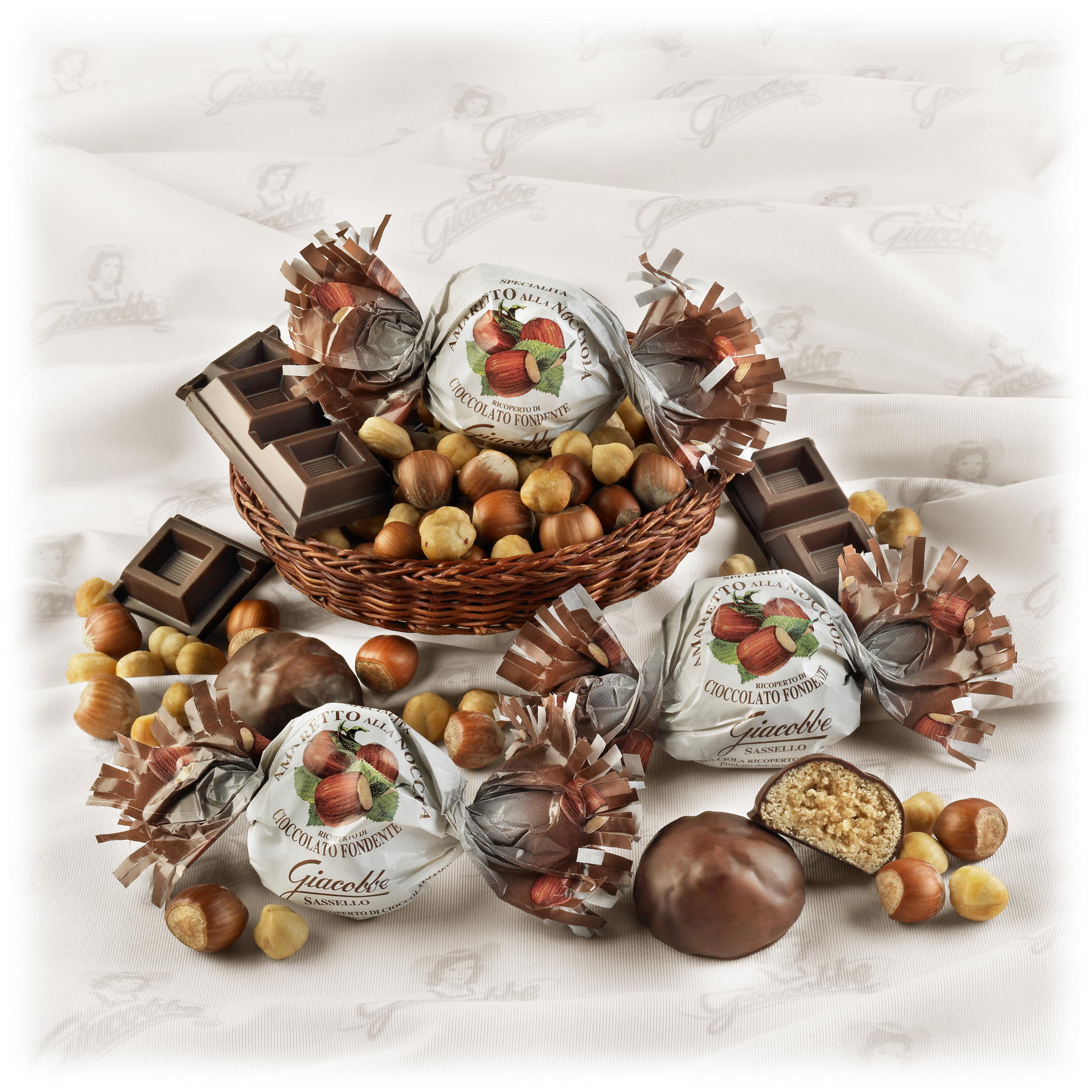 Amaretti alla Nocciola ricoperti di Cioccolato fondente