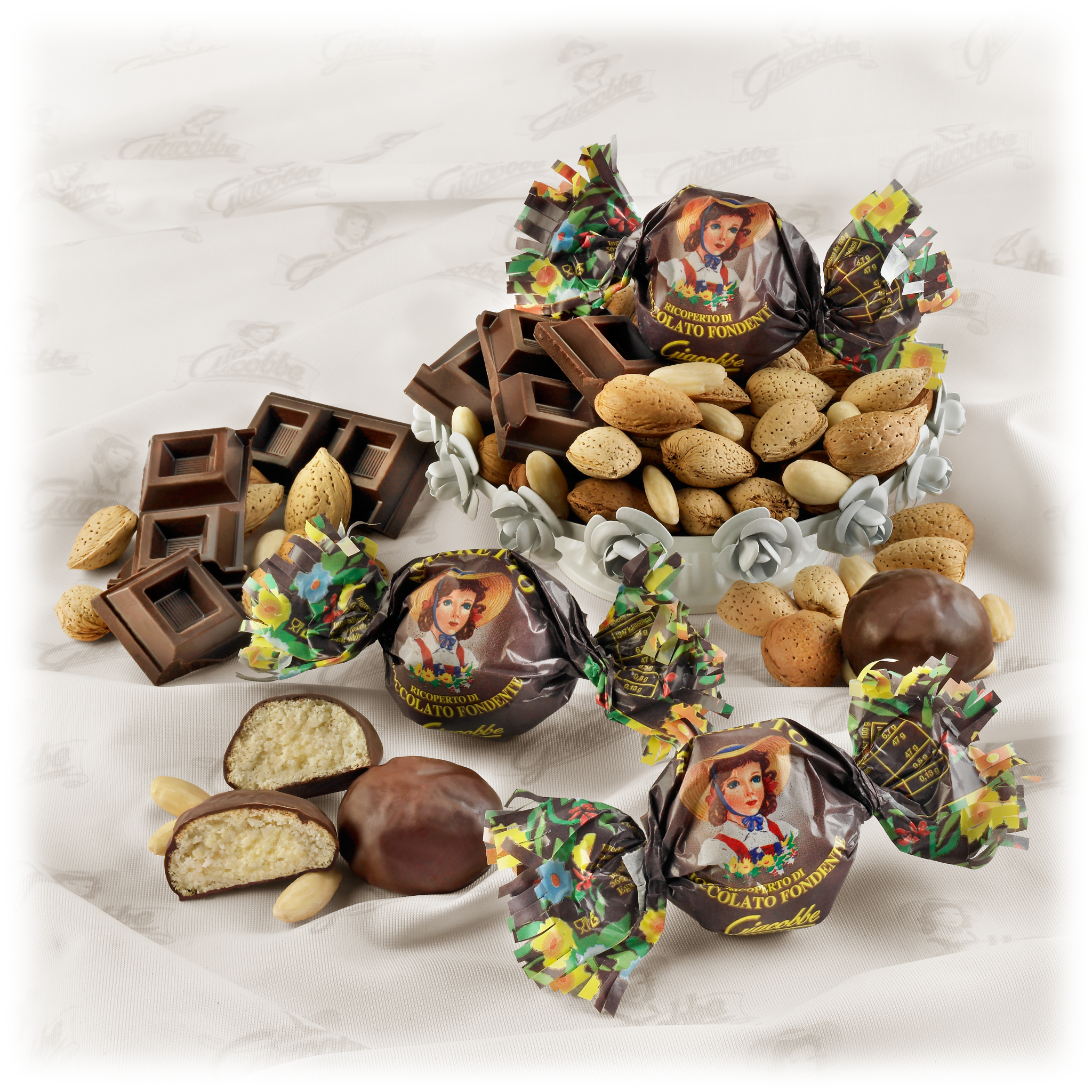 Amaretti tutta Mandorla ricoperti di Cioccolato fondente